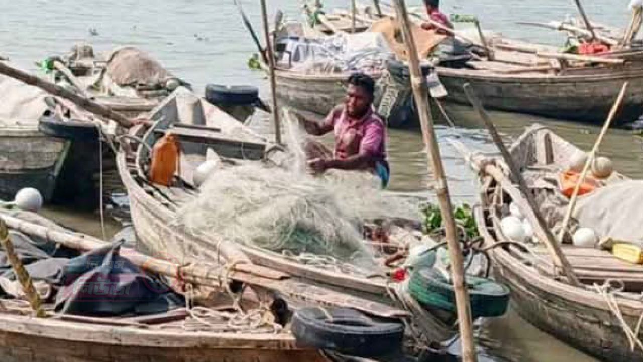 আজ থেকে পদ্মা মেঘনায় মাছ ধরা বন্ধ 