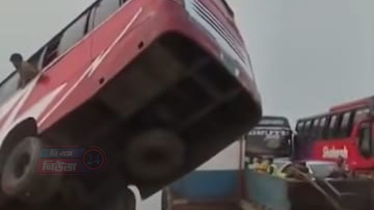 দৌলতদিয়া ফেরিঘাটে নিয়ন্ত্রণ হারিয়ে পদ্মায় বাস ডুবে নিখোঁজ ৪৫, উদ্ধার ৪ মরদেহ