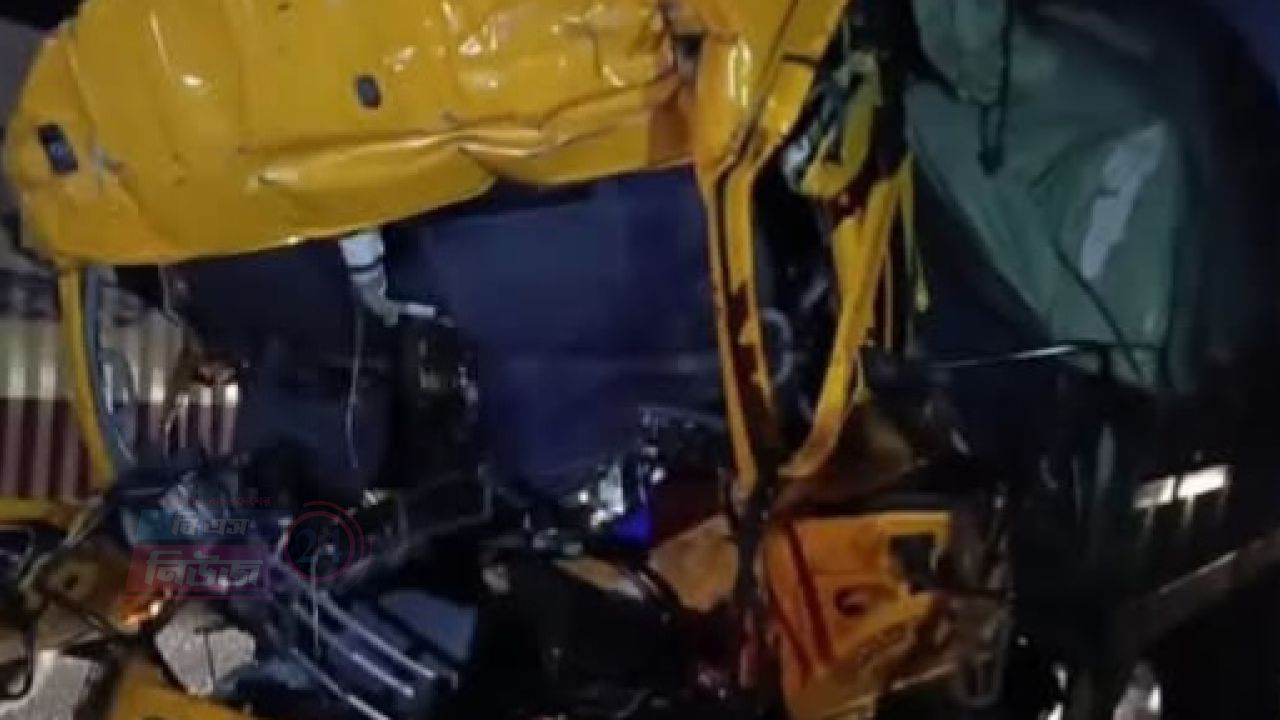 ফেনীর লালপোলে ট্রাক-কাভার ভ্যান সংঘর্ষে চালক নিহত, আহত ১