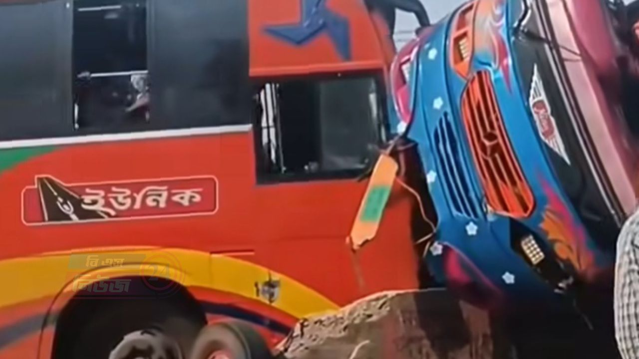 ফেনীর লেমুয়া এলাকায় ঢাকা-চট্টগ্রাম হাইওয়েতে দুই বাসের মুখোমুখি সংঘর্ষ
