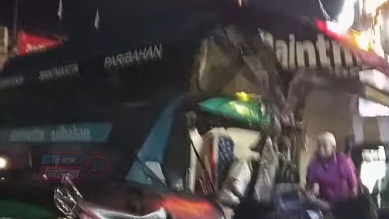 ফেনী মহিপালে বাস ট্রাক মাইক্রোবাস এবং সিএনজি ভয়াবহ সংঘর্ষ 