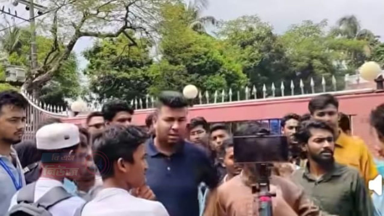  শিক্ষা মন্ত্রীর পদত্যাগের দাবিতে ফেনীতে শিক্ষার্থীদের আন্দোলন, আন্দোলন থামাতে ছাত্রদলের মতো বিনিময়