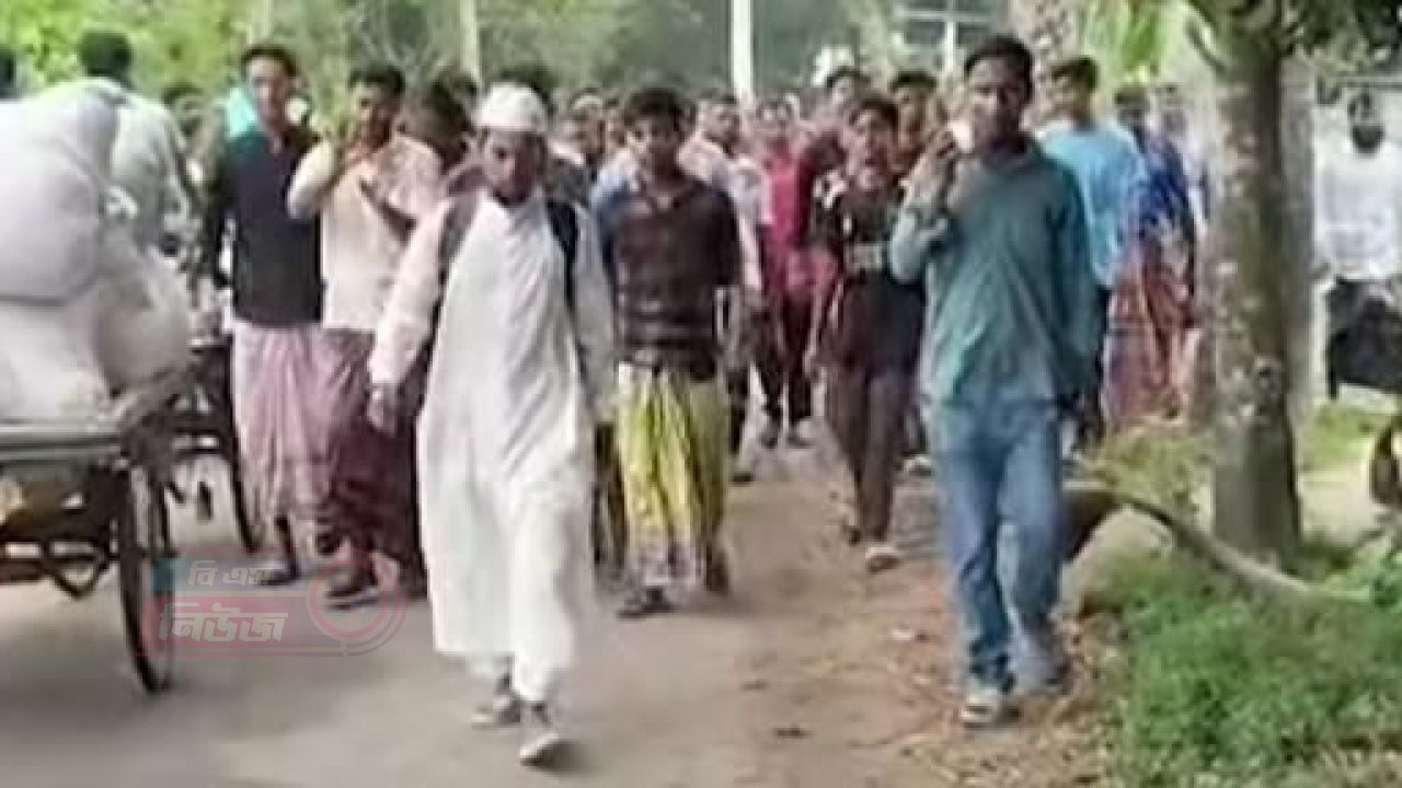 আল্লাহর ঘরের টানে পায়ে হেঁটে হজ্বের পথে নাটোরের দুলাল