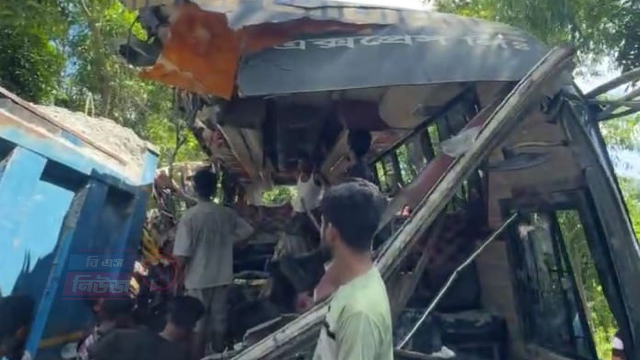   চাঁদপুর শাহরাস্তিতে বাস-ট্রাক সংঘর্ষে নিহত ১১