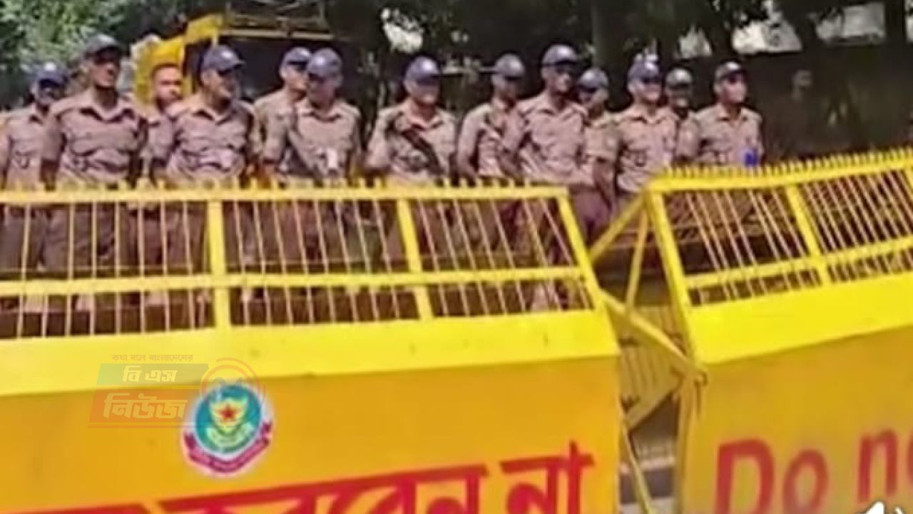 ধানমন্ডি ৩২-এ কঠোর নিরাপত্তা, যাতে কোন আওয়ামীলীগ কর্মী প্রবেশ করতে না পারে । 