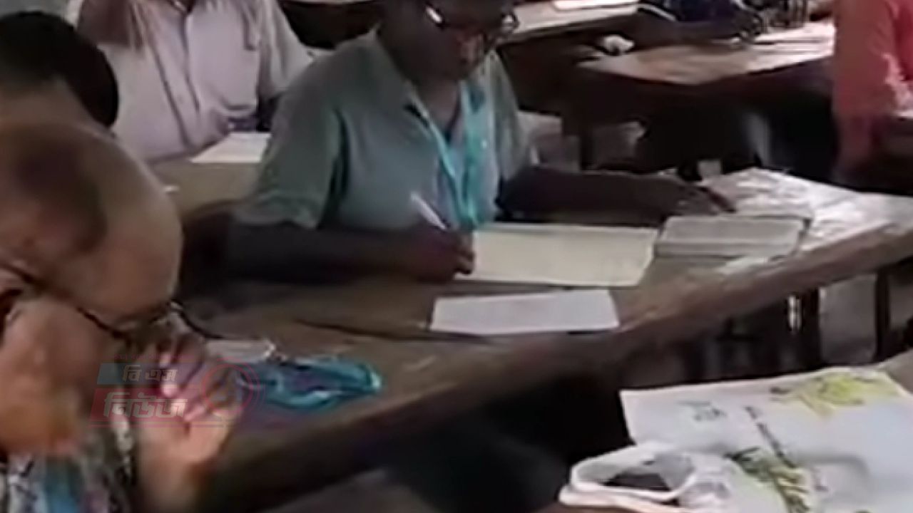 মেহেরপুরে শিক্ষকদের সামনেই বই খুলে পরীক্ষা, সাংবাদিকদের ওপর হামলা