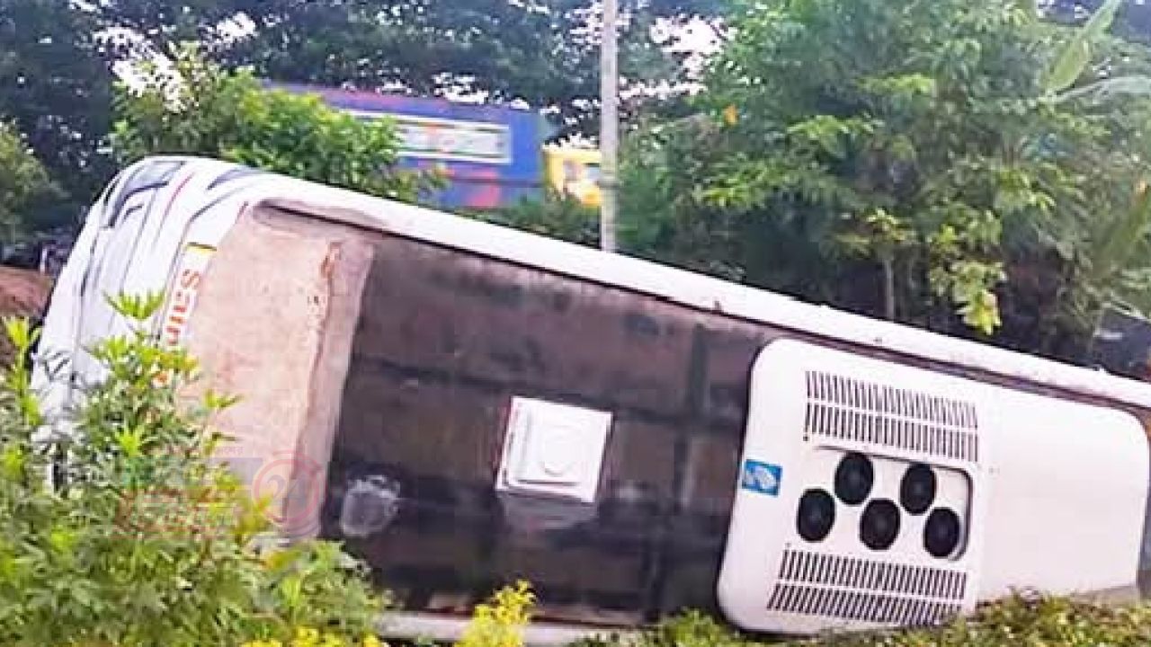 কক্সবাজারে যাওয়ার পথে সেন্টমার্টিন পরিবহনের বাস খাদে, আহত ২৪ শিক্ষার্থী
