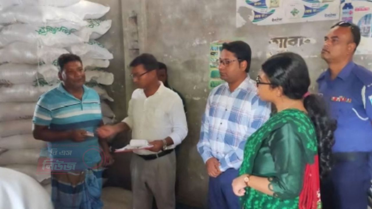সার বিক্রয়ে অনিয়মে সিংড়ায় ব্যবসায়ীকে ২০ হাজার টাকা জরিমানা