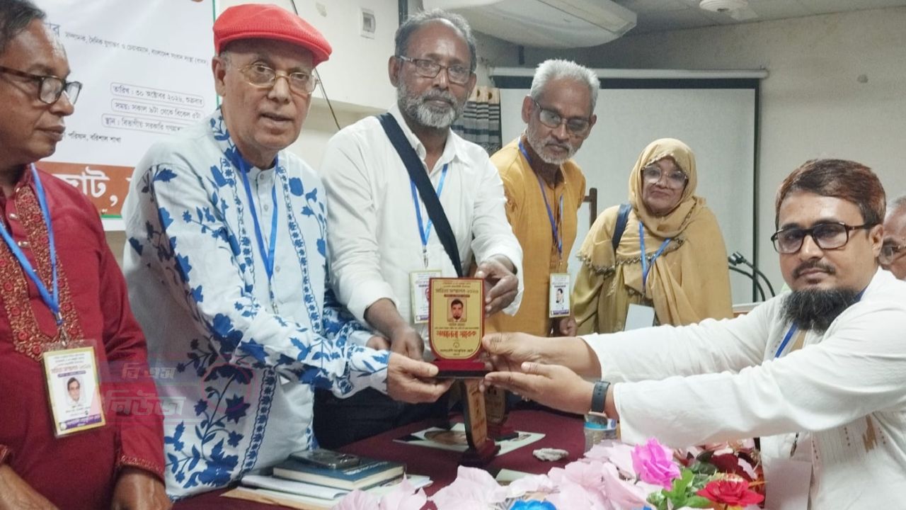 শেরেবাংলা সম্মাননা পেলেন লেখক, গবেষক ও বিশ্লেষক আরিফ রহমান